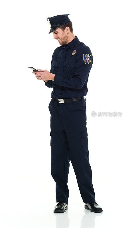 一个男人只/全身/正面视图/俯视30-39岁的成年英俊的人白人男性/年轻男子警察/安全人员站着穿制服/领带/帽子/徽章谁是微笑/快乐/愉快/犯罪